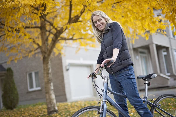 Kvinna på cykel leende — Stockfoto