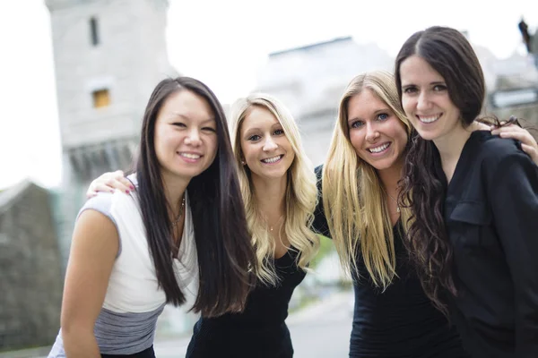 Empat gadis muda yang baik teman orang di kota — Stok Foto