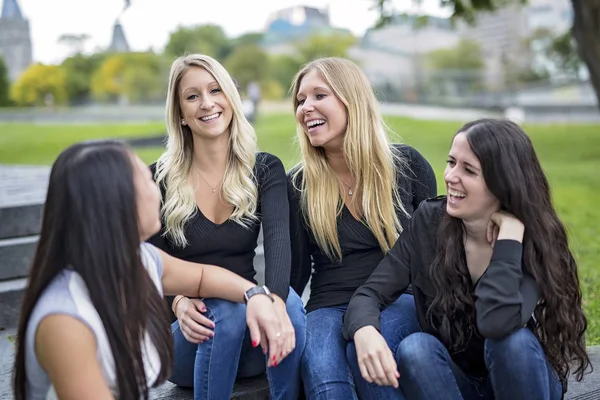 Empat gadis muda yang baik teman orang di kota — Stok Foto