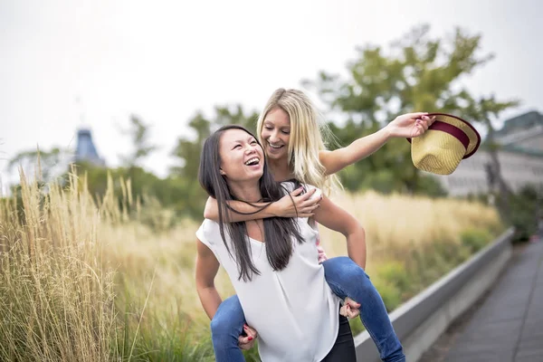 Duas belas mulheres jovens se divertindo na cidade — Fotografia de Stock