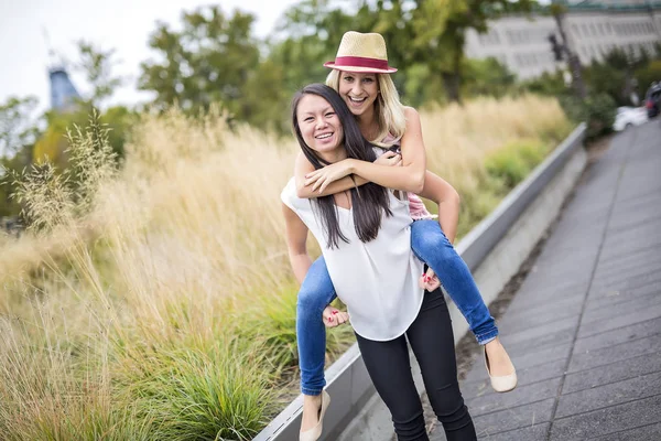 Two beautiful young women having fun in the city — Stock Photo, Image