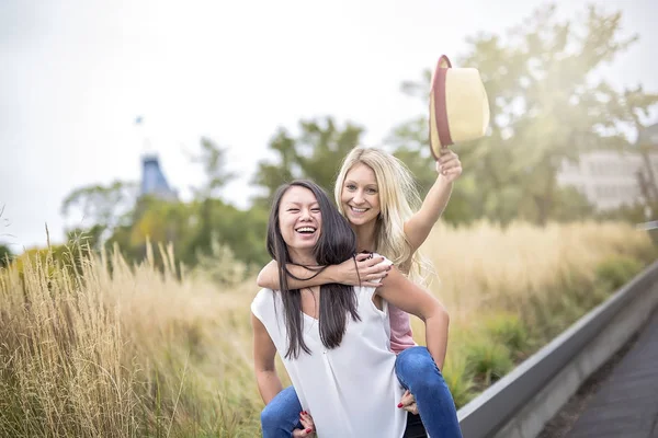 Duas belas mulheres jovens se divertindo na cidade — Fotografia de Stock
