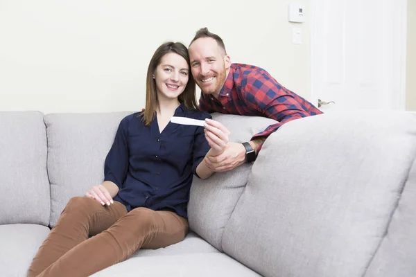 Feliz casal animado fazendo teste de gravidez positiva — Fotografia de Stock