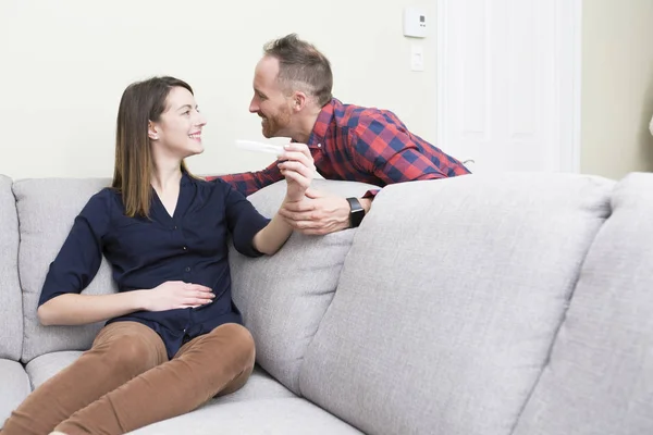 Heureux couple excité faire test de grossesse positive — Photo