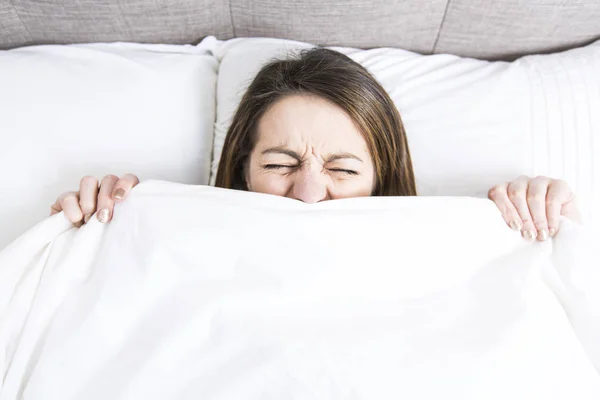 Jonge slapende vrouw in slaapkamer thuis dragen in wit — Stockfoto