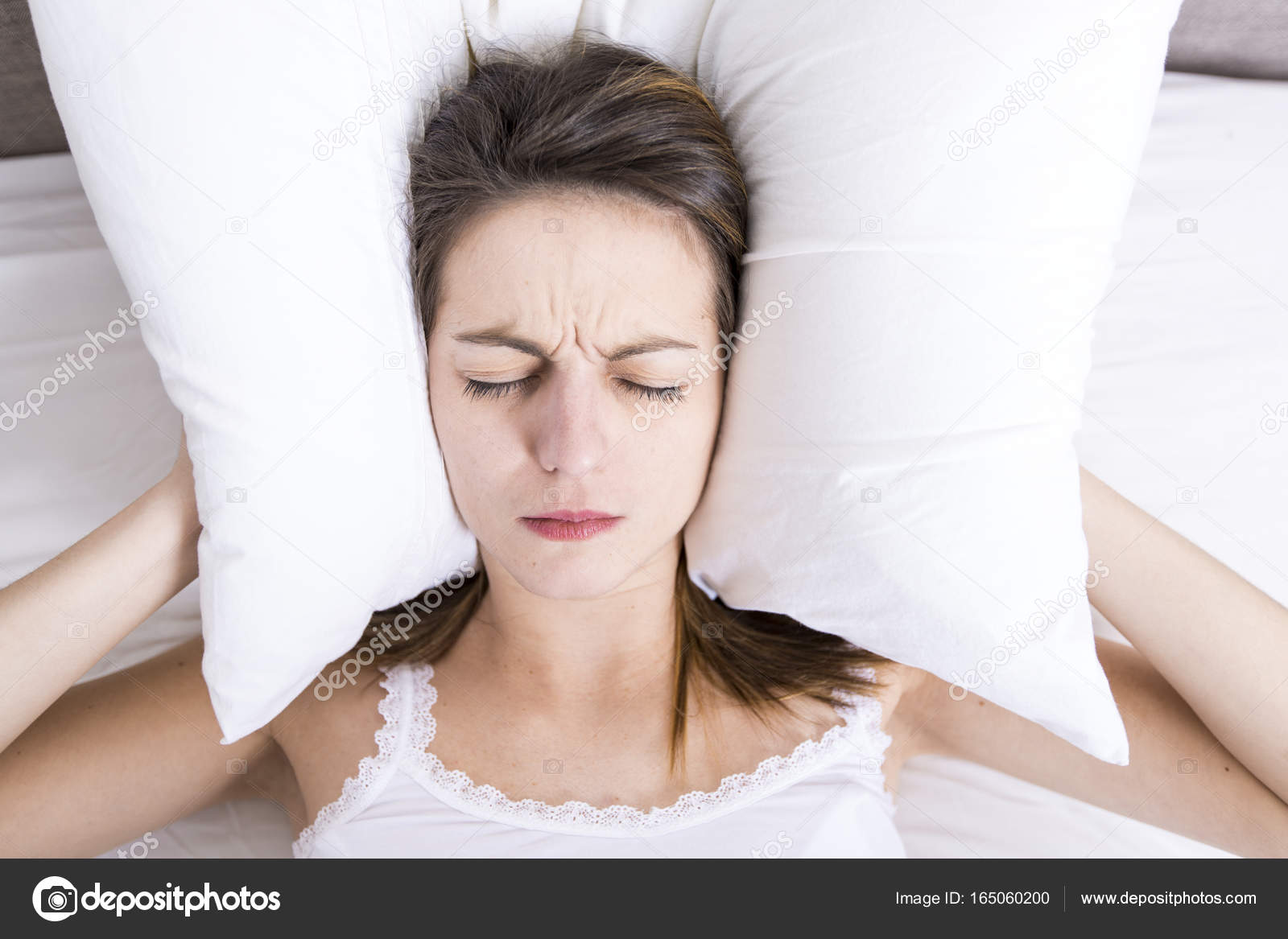 Beyaz evde yatak odasında uyuyan genç kadın giyiyor Stok