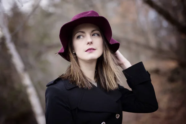 Žena s dlouhými vlasy, fedora klobouk — Stock fotografie