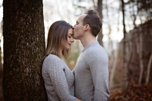 Giovane moda bella coppia amorevole stile casual sul campo floreale nel parco autunnale — Foto Stock