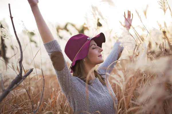 Donna in un campo di grano al tramonto — Foto Stock