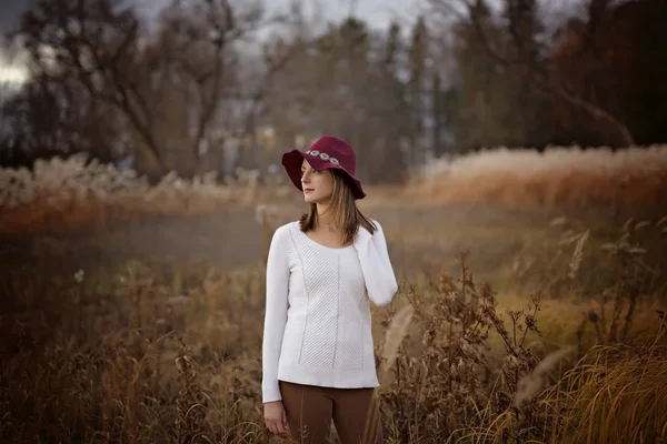 Žena s dlouhými vlasy, fedora klobouk — Stock fotografie