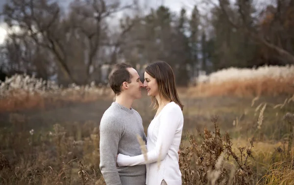 Moda jovem belo casal estilo casual amoroso no campo floral no parque outonal — Fotografia de Stock