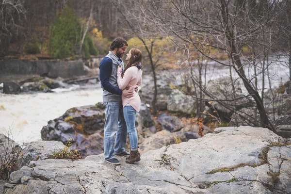 Casal no parque de outono — Fotografia de Stock