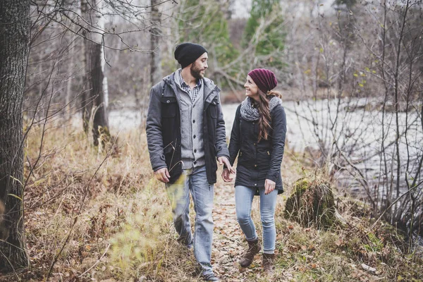 Pareja en el parque de otoño — Foto de Stock