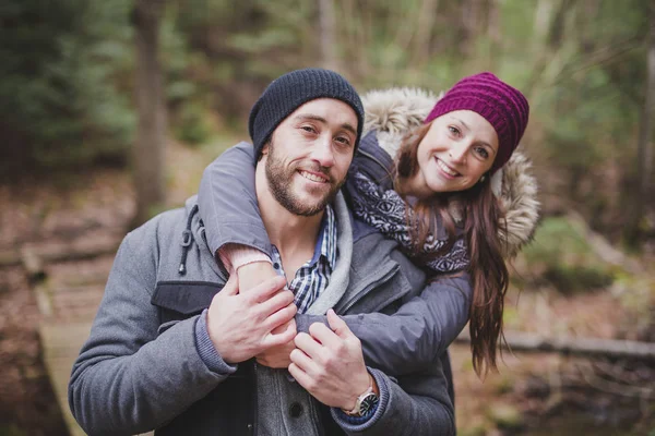 Pareja en el parque de otoño — Foto de Stock