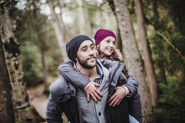 Pareja en el parque de otoño — Foto de Stock