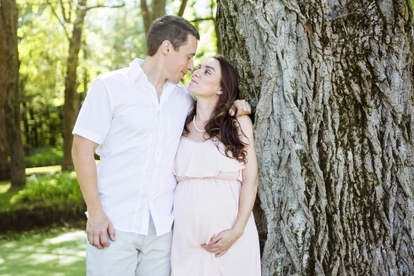 Bella incinta coppia foresta — Foto Stock