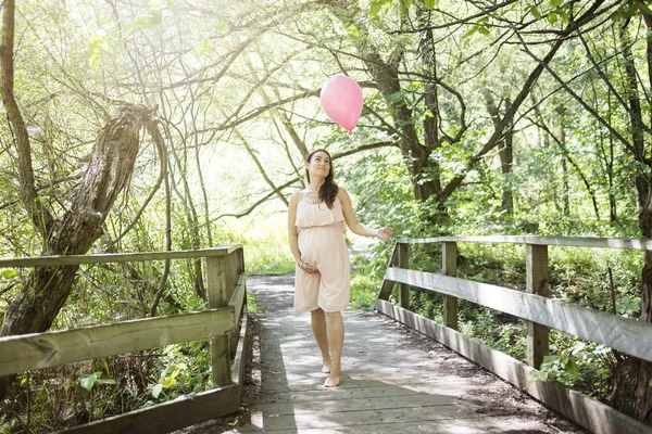 Jeune belle femme enceinte aux cheveux longs — Photo