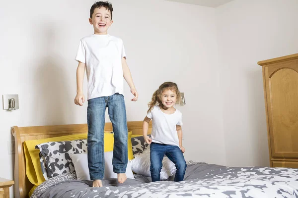 Bruder und Schwester zusammen im Bett — Stockfoto