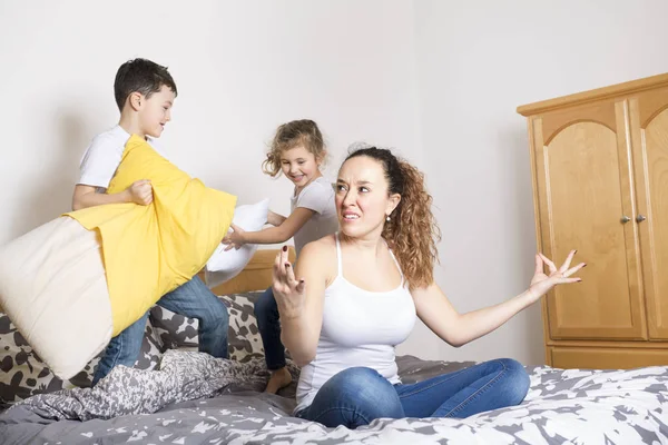 Νεαρή μητέρα και childs στην πρωινή γιόγκα ασκήσεις στο κρεβάτι — Φωτογραφία Αρχείου