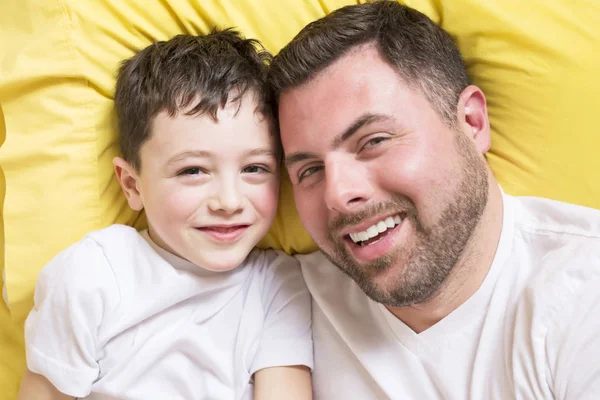 Apa és fia, az ágyban, boldog idő — Stock Fotó