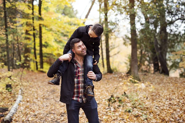 Padre e figlio si divertono nel parco autunnale — Foto Stock