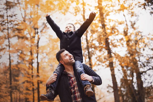 父亲和儿子在秋天公园玩乐 — 图库照片