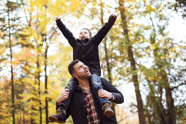 Pai e filho se divertindo no parque de outono — Fotografia de Stock