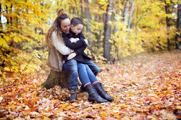 Mutter mit Sohn im Herbst im Wald — Stockfoto