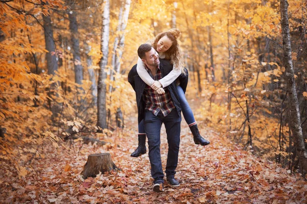 Bom casal se divertindo no parque de outono — Fotografia de Stock