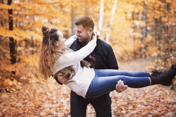 Bom casal se divertindo no parque de outono — Fotografia de Stock