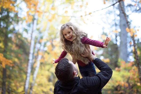秋の公園屋外で幸せな父を持つ愛らしい少女 — ストック写真