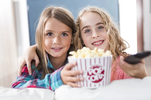 Enfant regardant la télévision à la maison — Photo