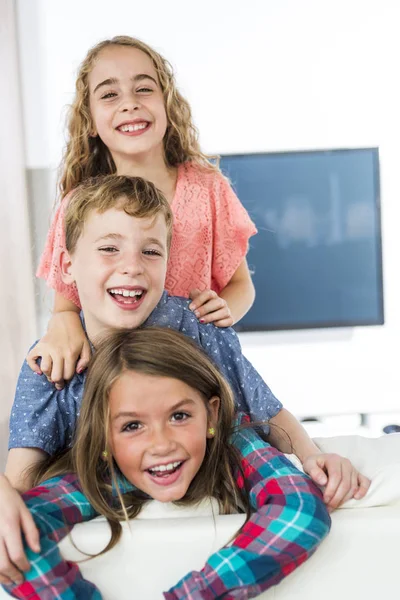 Criança assistindo TV em casa — Fotografia de Stock