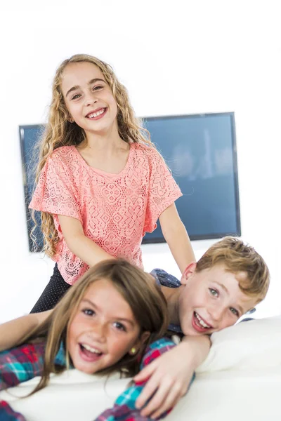 Criança assistindo TV em casa — Fotografia de Stock