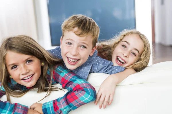 Niño viendo la televisión en casa —  Fotos de Stock