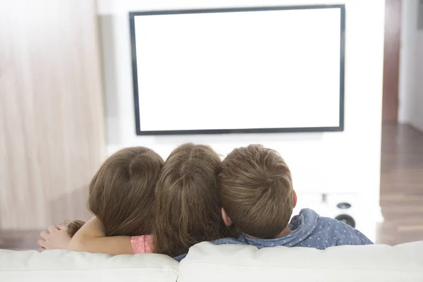 Criança assistindo TV em casa — Fotografia de Stock