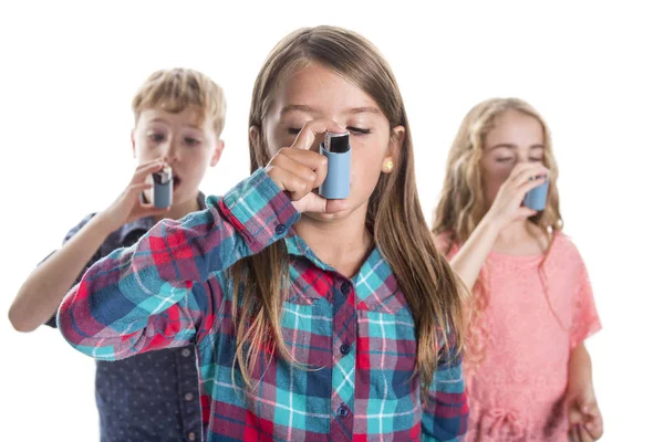 Três crianças usando inalador para asma. Fundo branco — Fotografia de Stock