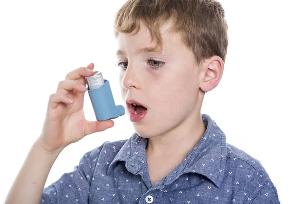 Kind met behulp van de inhalator voor astma. Witte achtergrond — Stockfoto