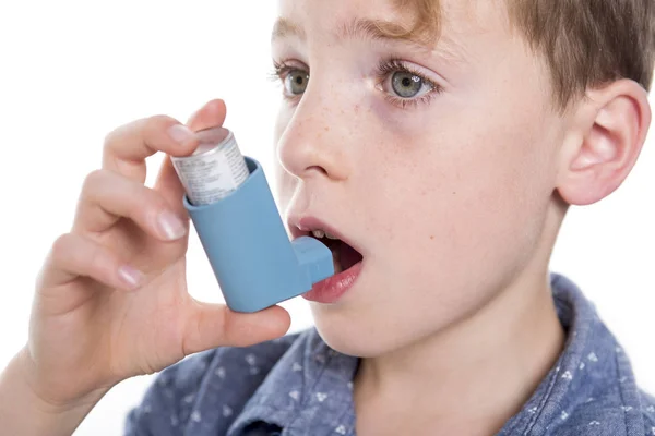 Criança usando inalador para asma. Fundo branco — Fotografia de Stock