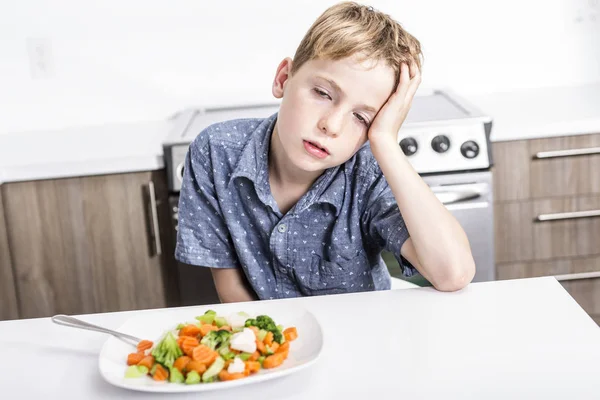 Saai expressie met kleurrijke groenten kind — Stockfoto