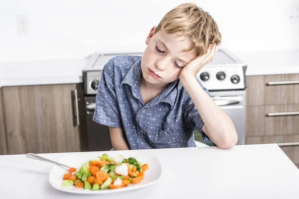 Saai expressie met kleurrijke groenten kind — Stockfoto