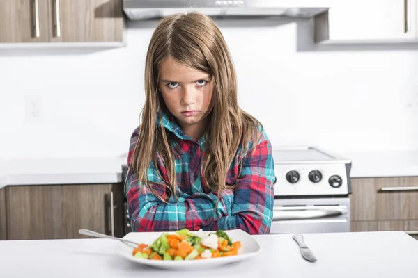 Saai expressie met kleurrijke groenten kind — Stockfoto