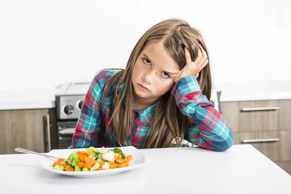 Saai expressie met kleurrijke groenten kind — Stockfoto