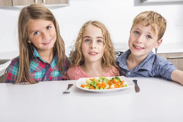 Kind eten van groenten geïsoleerd op witte achtergrond — Stockfoto