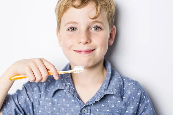 Söt liten pojke borsta tänderna, isolerad på vit — Stockfoto