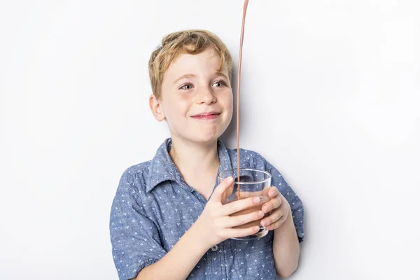 Gelukkig lachend kind chocolade consumptiemelk geïsoleerd op wit — Stockfoto