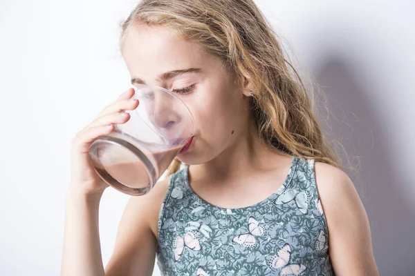 Gelukkig lachend kind chocolade consumptiemelk geïsoleerd op wit — Stockfoto