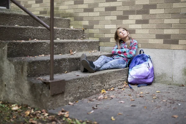 Studente delle elementari deprimere a scuola — Foto Stock