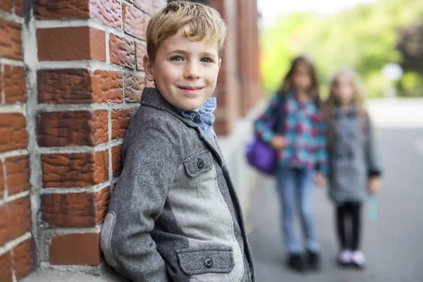 Gruppo di alunni primari Fuori aula — Foto Stock