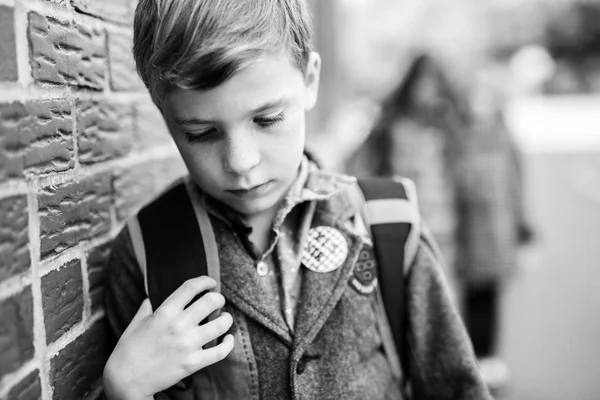 Elever vänner retas en elev enbart grundskola — Stockfoto